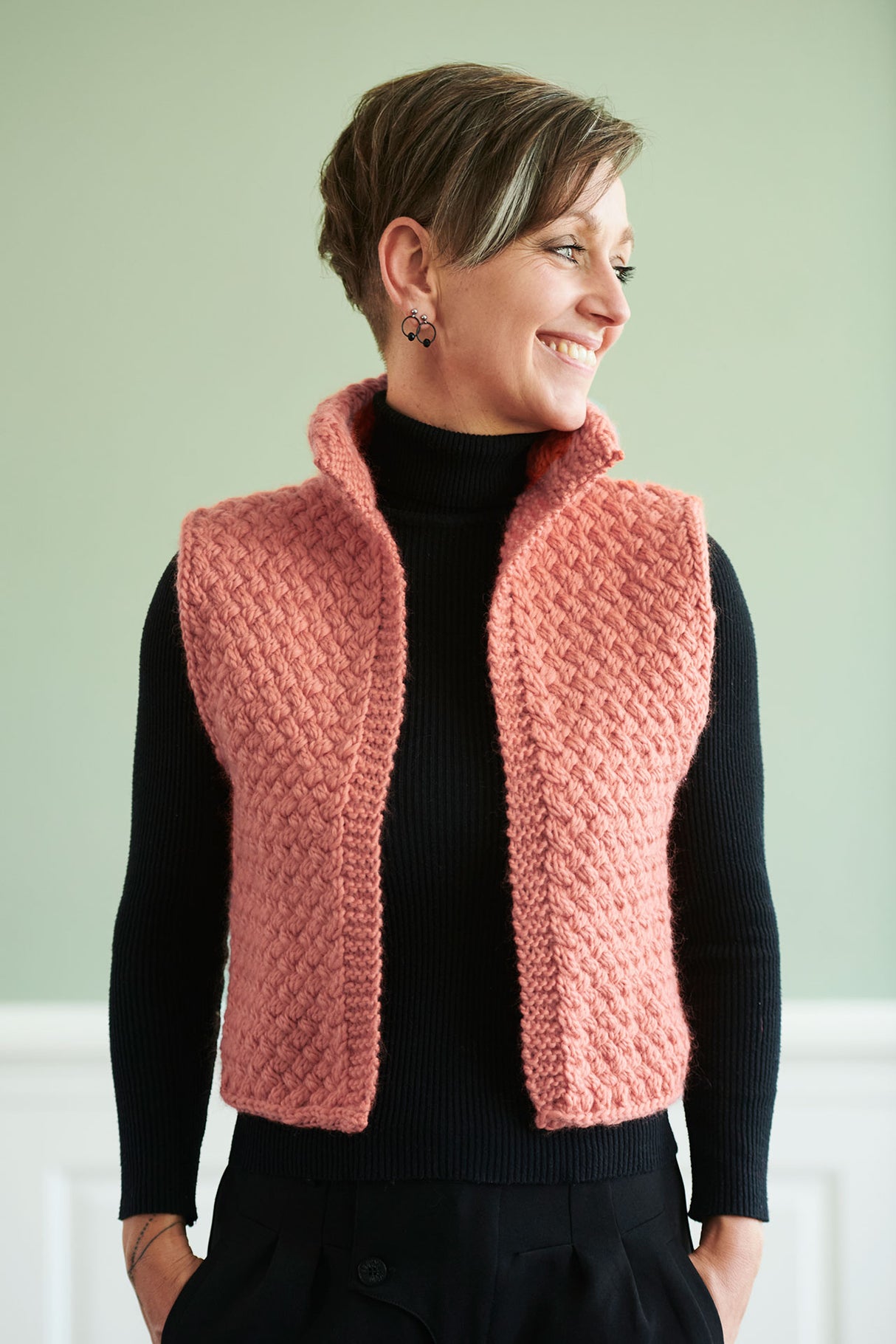 FR62 - Vest med flettet mønster